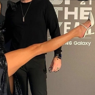 Aybüke Pusat feet photo thumbnail