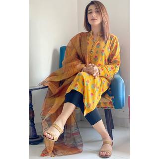 Ayesha Butt feet photo 7