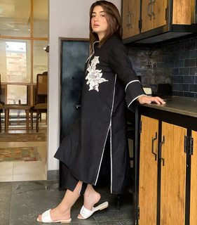 Ayesha Butt feet photo 13