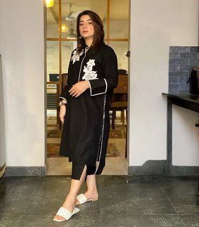 Ayesha Butt feet photo 10