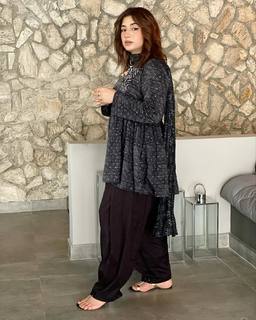 Ayesha Butt feet photo 9