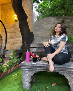 Ayesha Butt feet photo 12