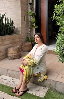 Ayesha Butt feet photo 12