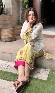 Ayesha Butt feet photo 10