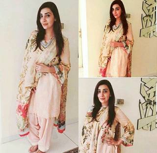 Ayesha Khan feet photo 4