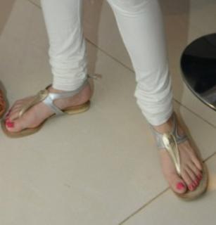 Ayesha Omer feet photo thumbnail