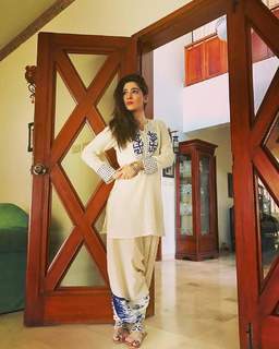 Ayesha Omer feet photo thumbnail