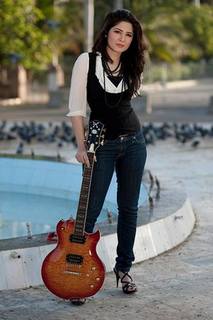 Ayesha Omer feet photo thumbnail