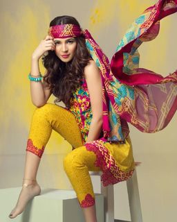 Ayesha Omer feet photo thumbnail