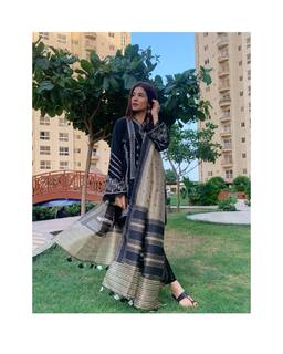 Ayesha Omer feet photo thumbnail