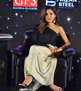 Ayesha Omer feet photo thumbnail