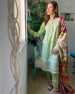 Ayesha Omer feet photo thumbnail