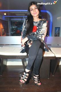 Ayesha Takia feet photo thumbnail