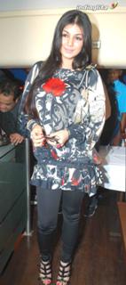 Ayesha Takia feet photo thumbnail