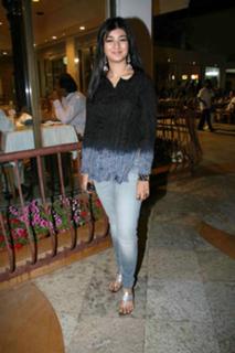 Ayesha Takia feet photo thumbnail