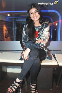 Ayesha Takia feet photo thumbnail