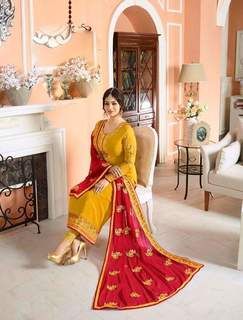 Ayesha Takia feet photo thumbnail