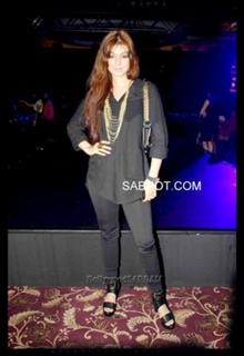 Ayesha Takia feet photo thumbnail