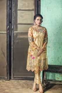 Ayeza Khan feet photo thumbnail