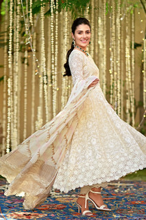 Ayeza Khan feet photo thumbnail