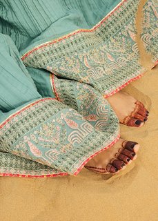 Ayeza Khan feet photo thumbnail