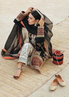 Ayeza Khan feet photo thumbnail