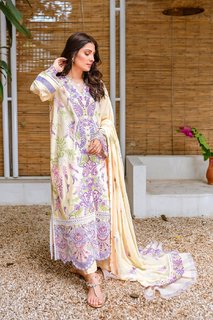 Ayeza Khan feet photo thumbnail