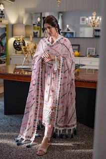 Ayeza Khan feet photo thumbnail