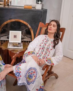 Ayeza Khan feet photo thumbnail