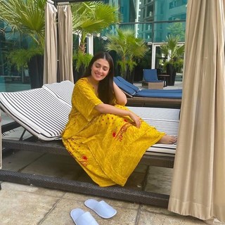 Ayeza Khan feet photo thumbnail