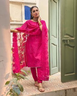 Ayeza Khan feet photo thumbnail