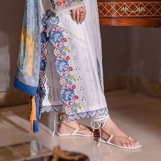 Ayeza Khan feet photo thumbnail