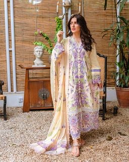 Ayeza Khan feet photo thumbnail