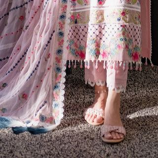 Ayeza Khan feet photo thumbnail