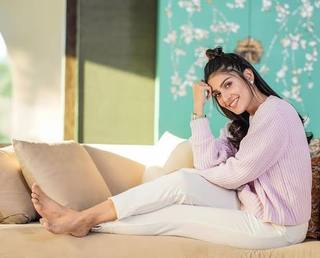 Ayeza Khan feet photo thumbnail