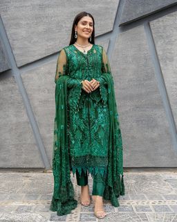 Ayeza Khan feet photo thumbnail