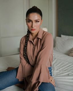 Ayeza Khan feet photo thumbnail