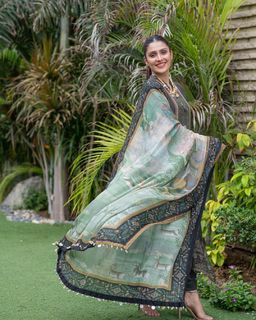 Ayeza Khan feet photo thumbnail