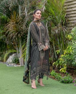 Ayeza Khan feet photo thumbnail