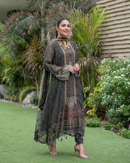 Ayeza Khan feet photo thumbnail