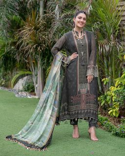 Ayeza Khan feet photo thumbnail