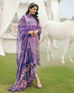 Ayeza Khan feet photo thumbnail