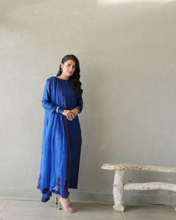 Ayeza Khan feet photo thumbnail