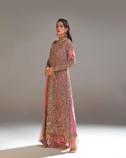 Ayeza Khan feet photo thumbnail