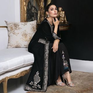 Ayeza Khan feet photo thumbnail