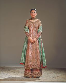 Ayeza Khan feet photo thumbnail