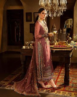 Ayeza Khan feet photo thumbnail