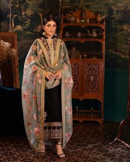 Ayeza Khan feet photo thumbnail