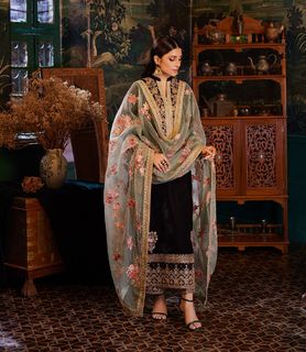 Ayeza Khan feet photo thumbnail