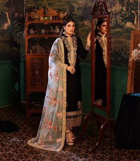 Ayeza Khan feet photo thumbnail